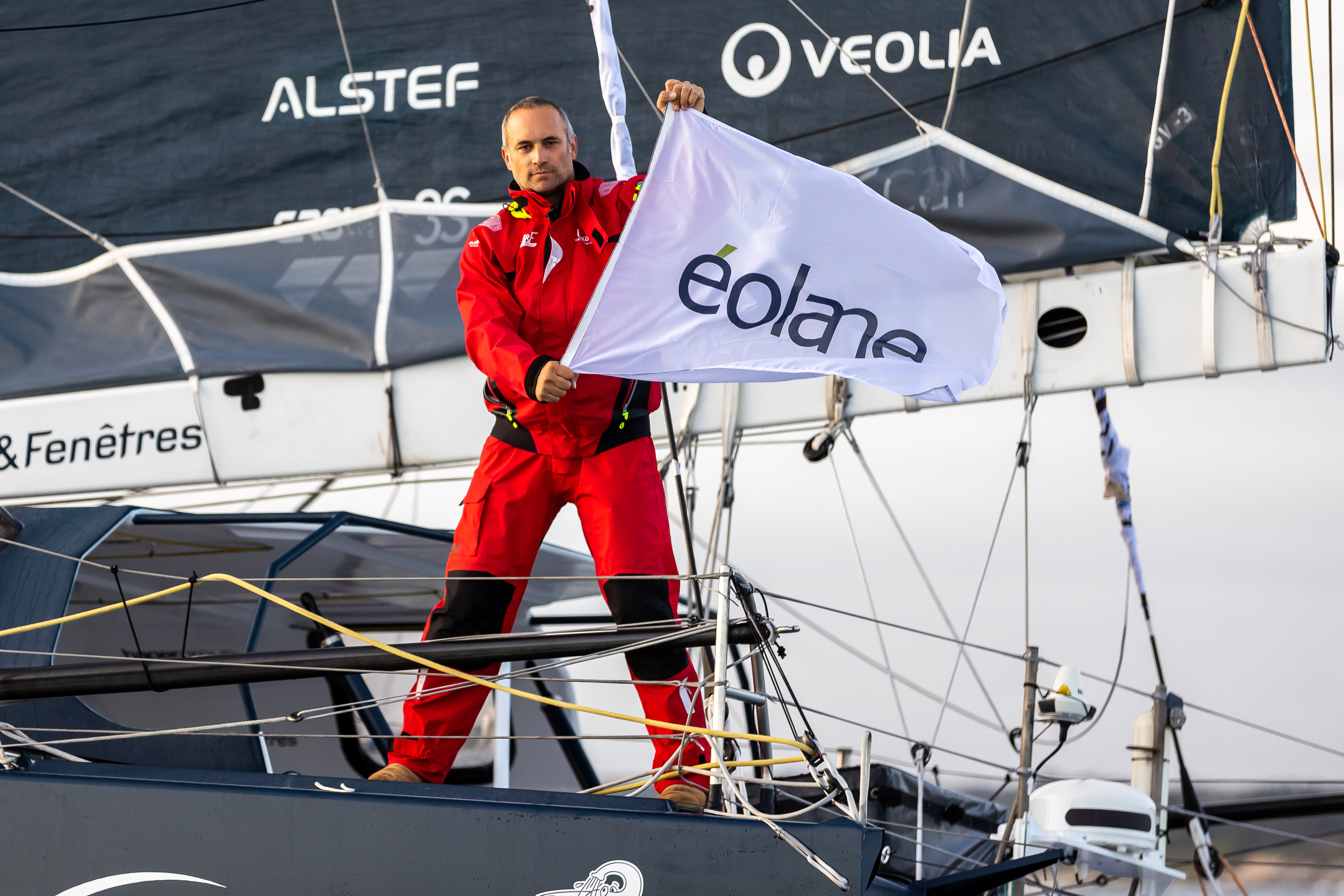 Picture of Fabrice Amedeo holding the éolane flag