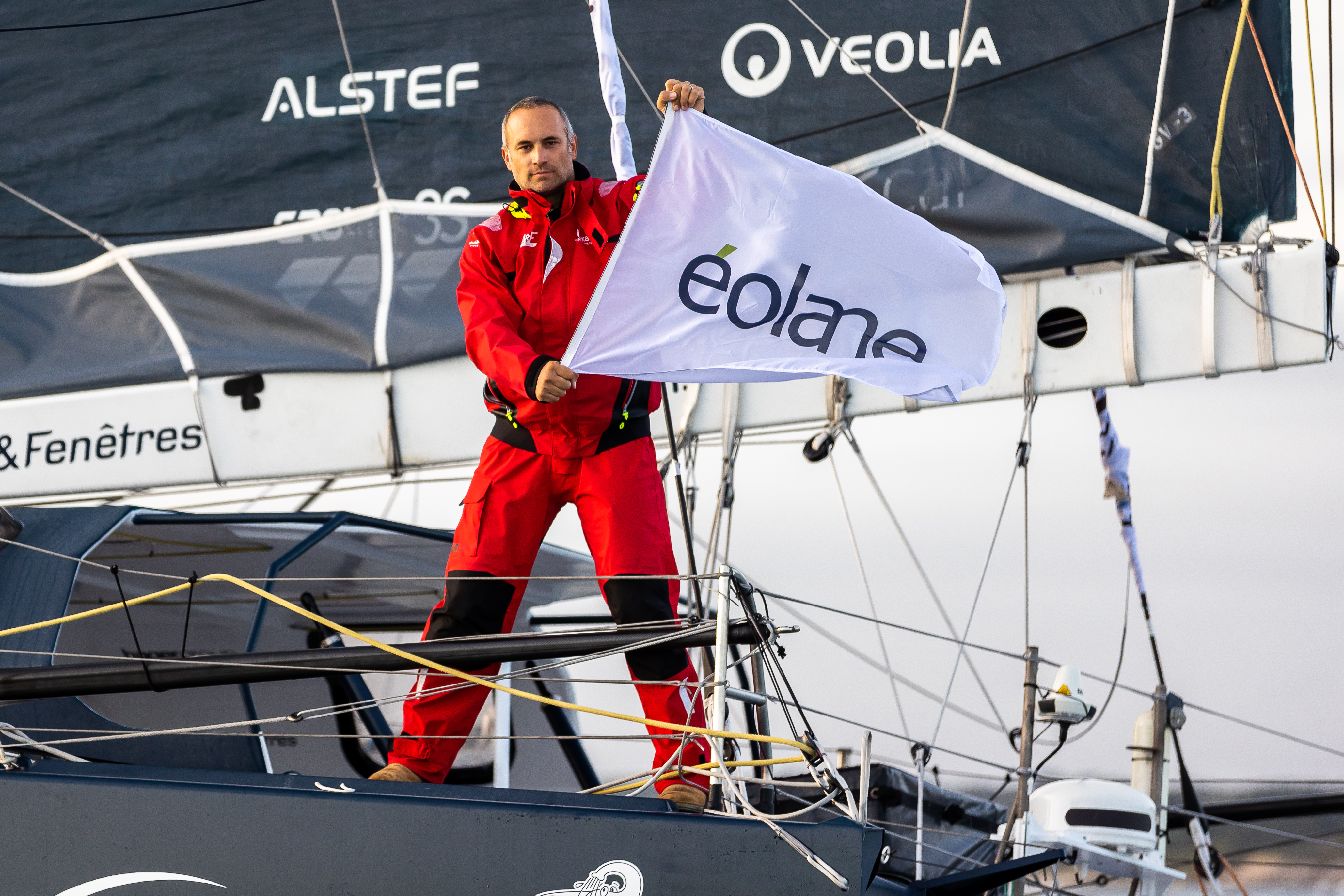 Photo de Fabrice Amedeo et du drapeau éolane