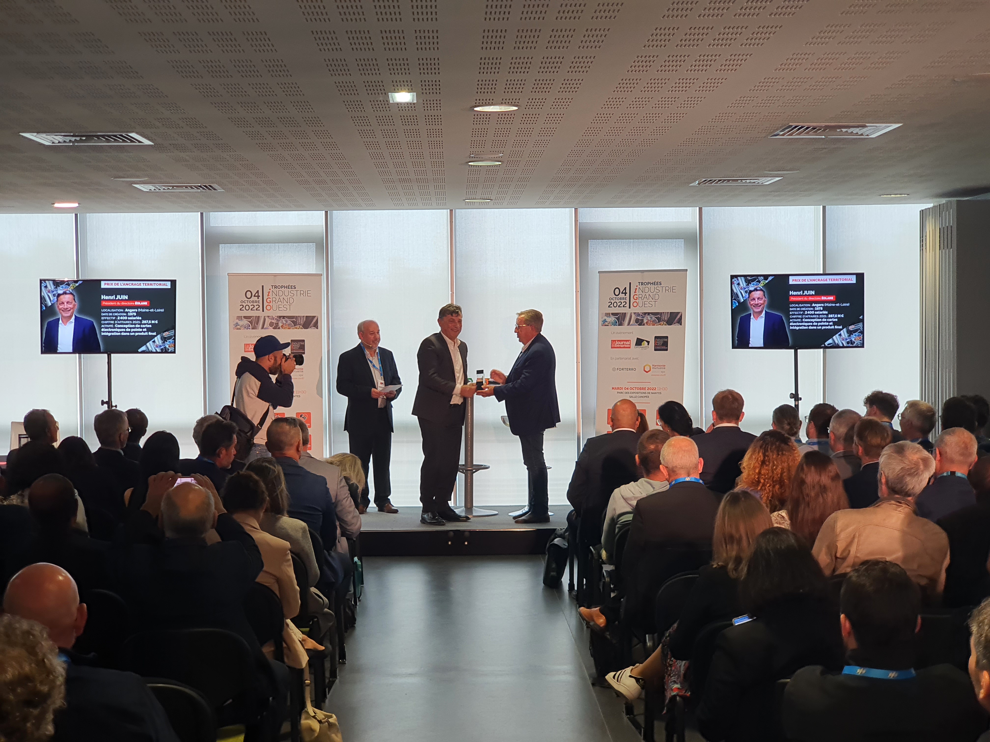 Photo de Henri Juin, P.DG d'éolane recevant le prix