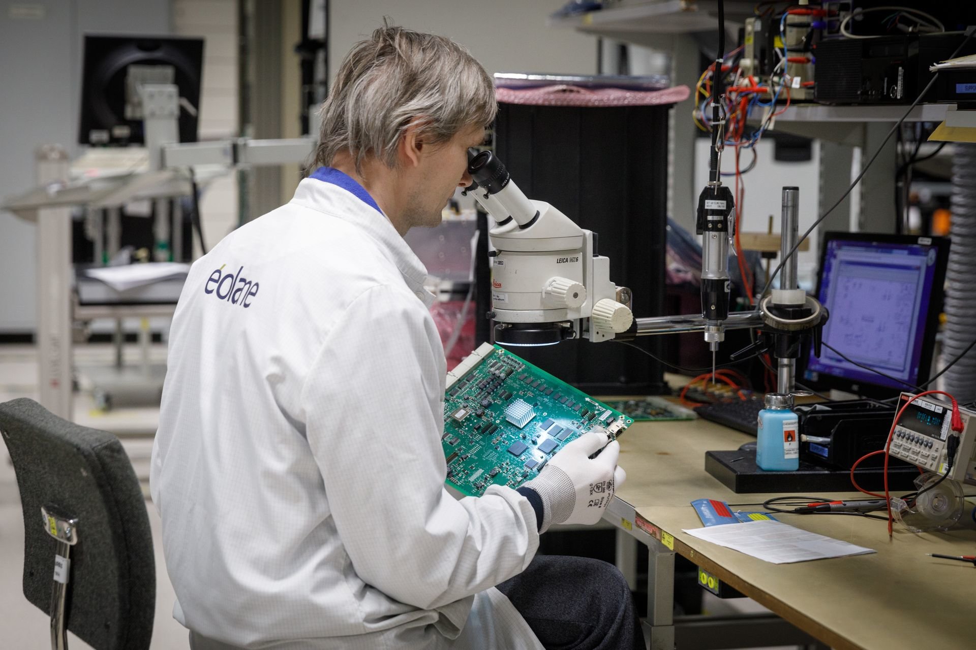 Technicien travaillant sur une carte
