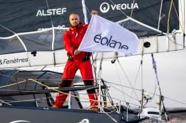 Picture of Fabrice Amedeo holding the éolane flag